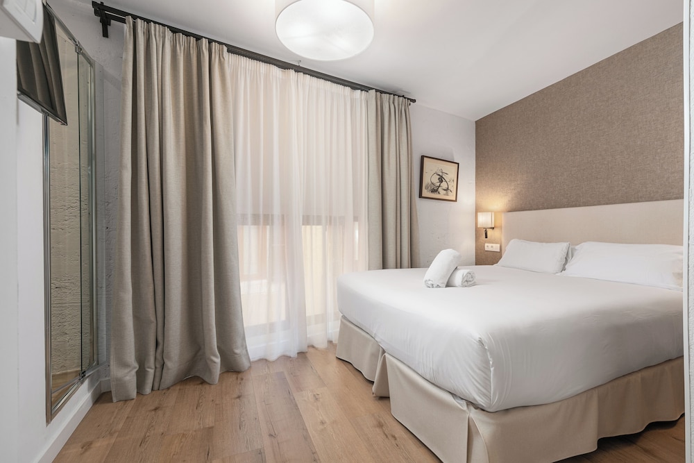 PETITE, DOUBLE BED