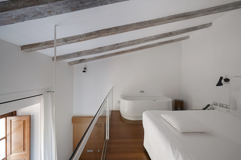 DUPLEX, DELUXE, BATHTUB