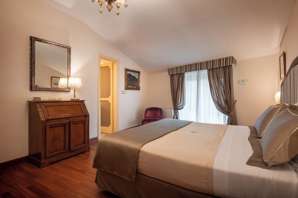 ROOM, TRIPLE