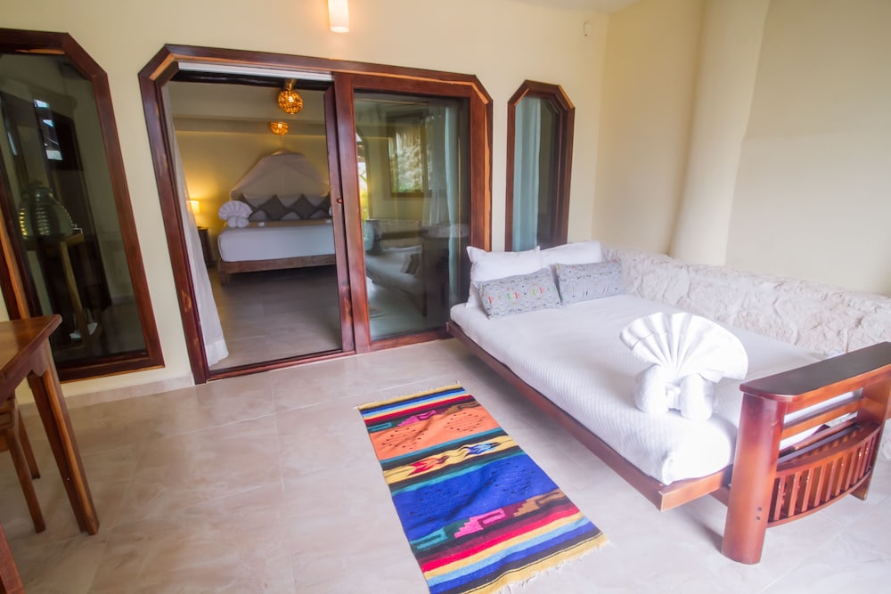 Suite, King Bed, Beach Front, Sofa، Playa Canek Boutique Eco Hotel 3/5