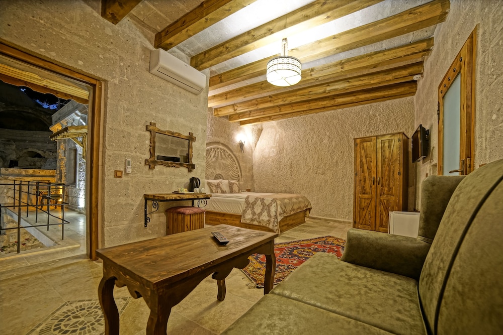 Risus Cave Suites 31/55