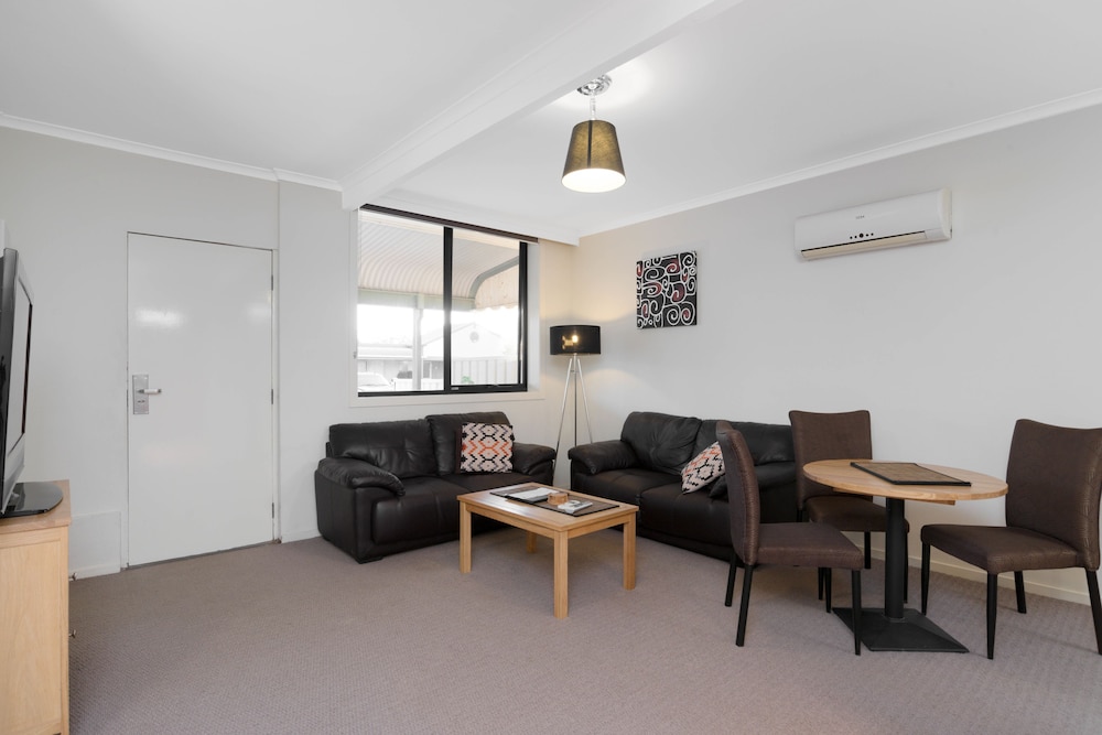 New Crossing Place Motel 27/43