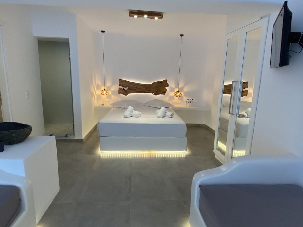 Eternal Suites 39/41
