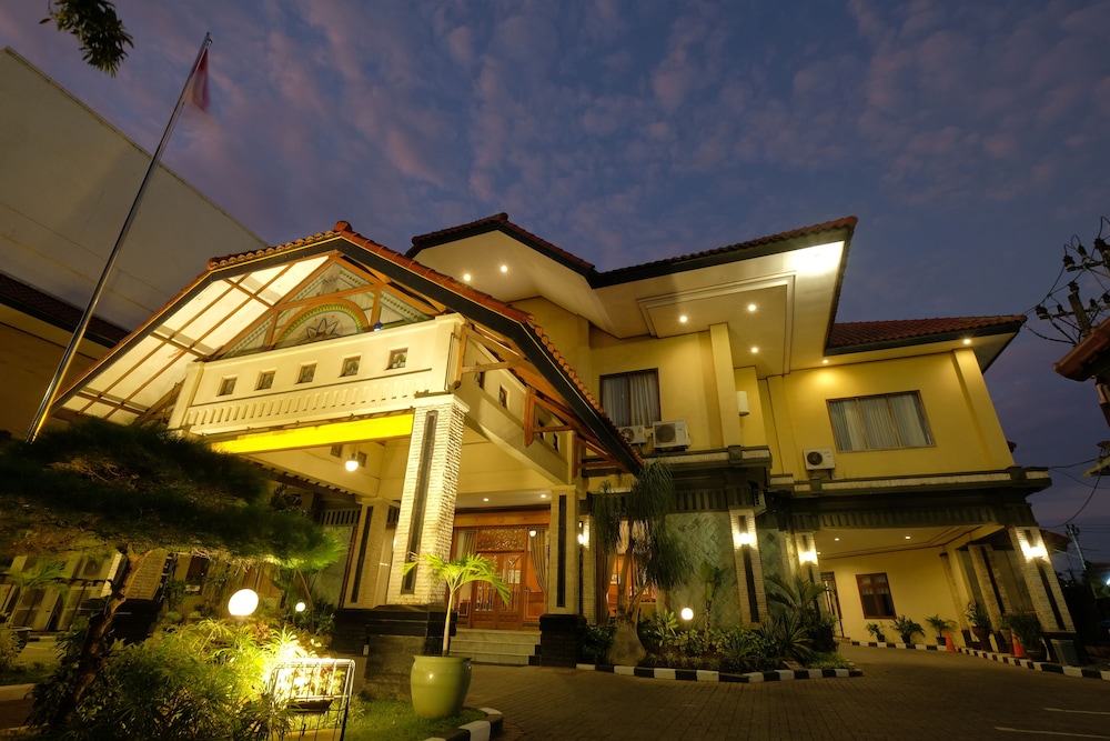 Diamond Hotel Solo 2/27