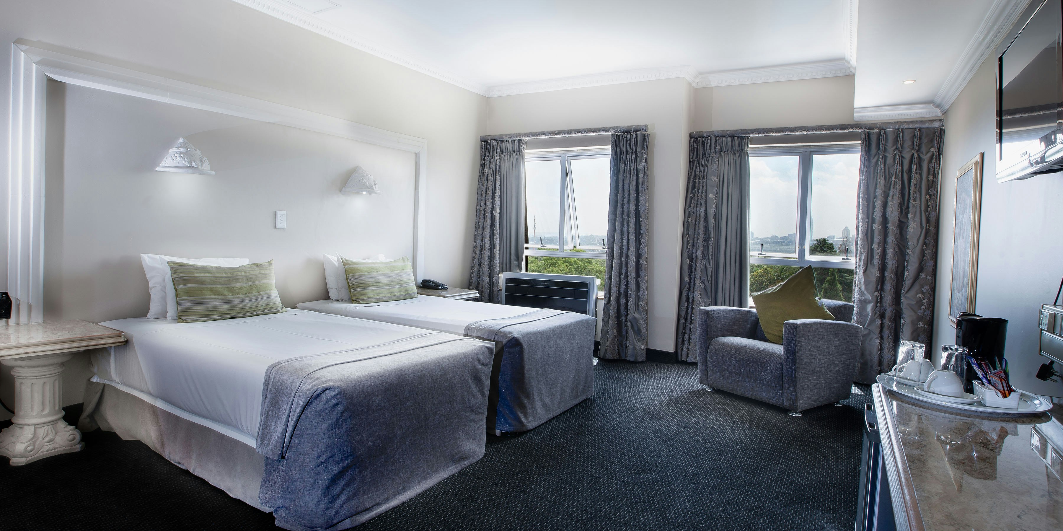LUXURY, TWIN BEDS