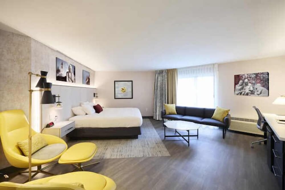 Gateway Hotel and Conference Center 14/53