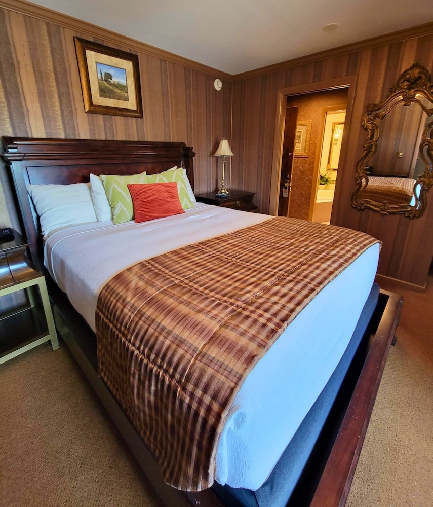 Altland House Inn and Suites 13/50