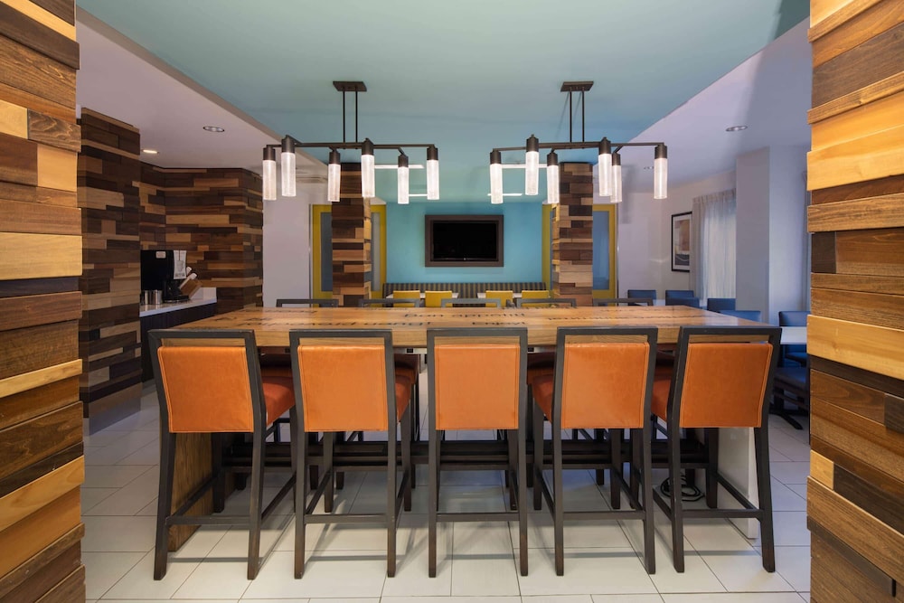 La Quinta Inn & Suites by Wyndham Atlanta Airport North 48/60