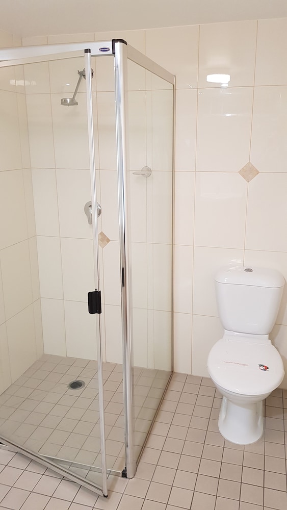 NAMBOUR HEIGHTS MOTEL 10/19