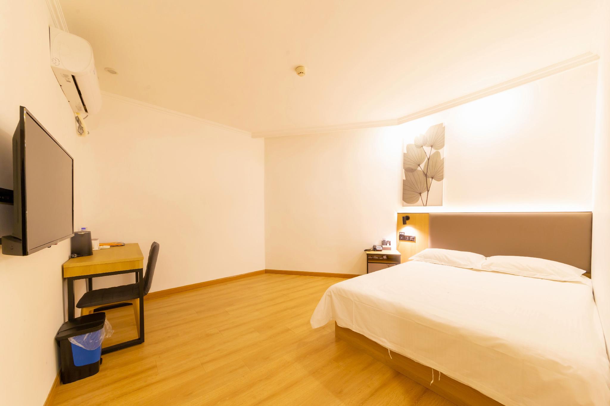 GUEST ROOM, DOUBLE BED, NO WINDOW