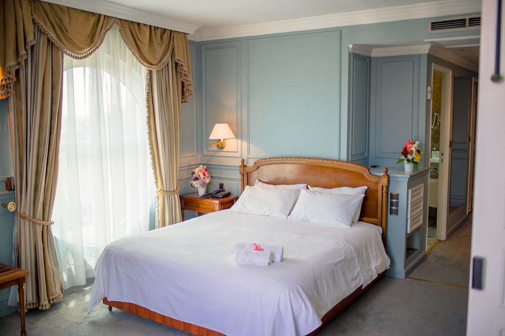 1 Bedroom, Senior, Suite, King Bed, City View