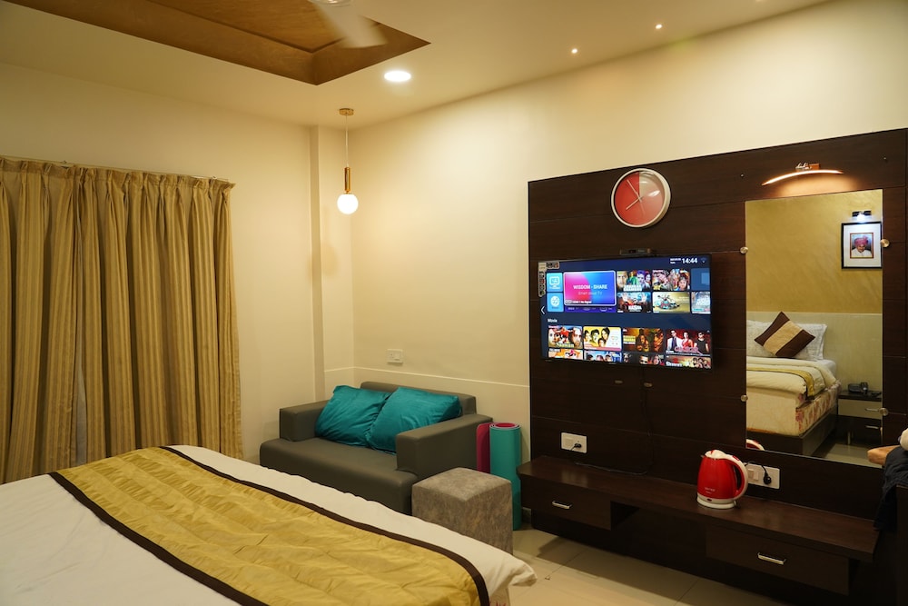 OYO Premium Paldi Cross Road 67/75