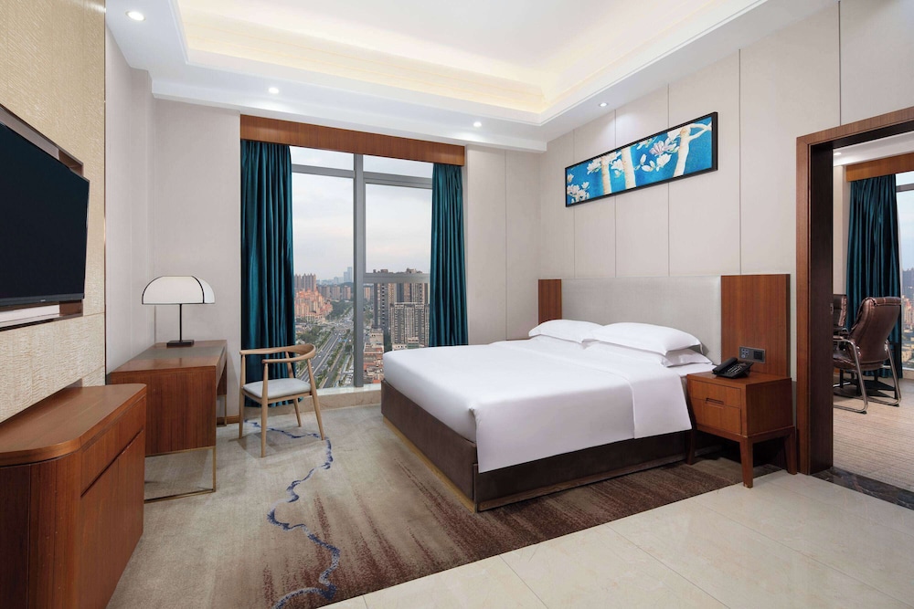 LEISURE, SUITE, KING BED, SMOKING