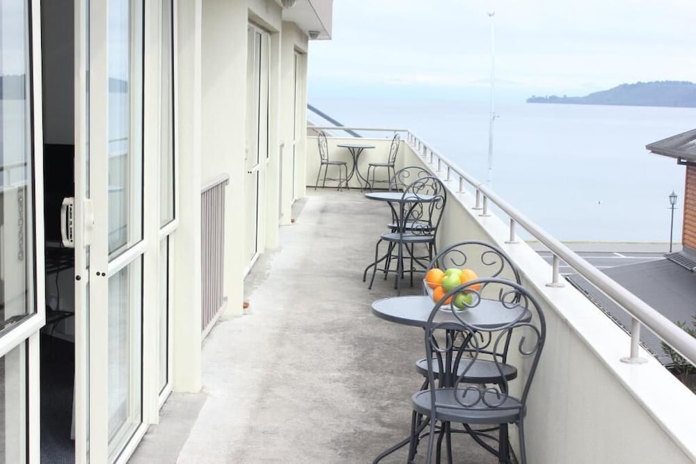 Baycourt Lakefront Motel 27/64