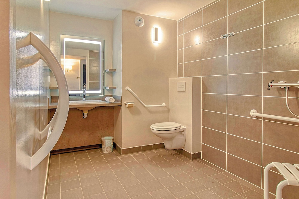 Brit Hotel Confort Pau Lons 35/36