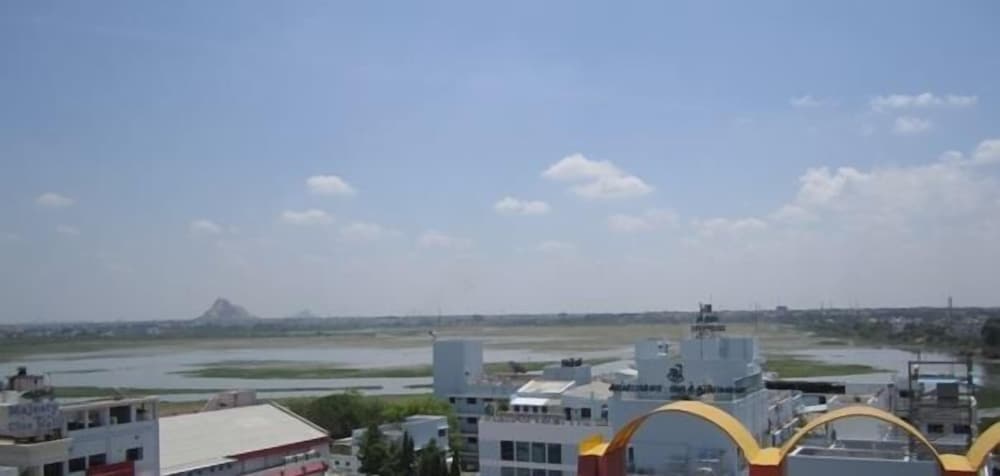 HOTEL RAJADHANE 50/53