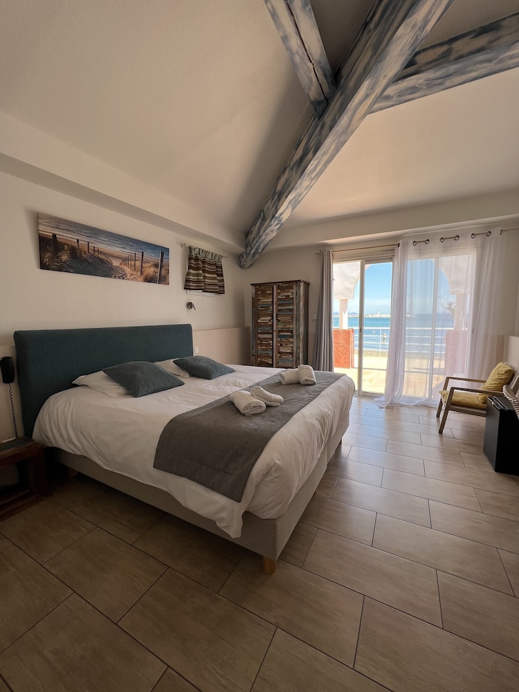Superior, Queen Bed, Beach Side