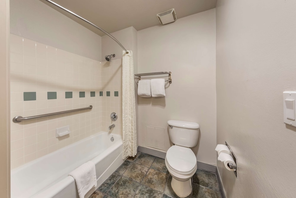 Best Western Plus John Jay Inn & Suites 18/37
