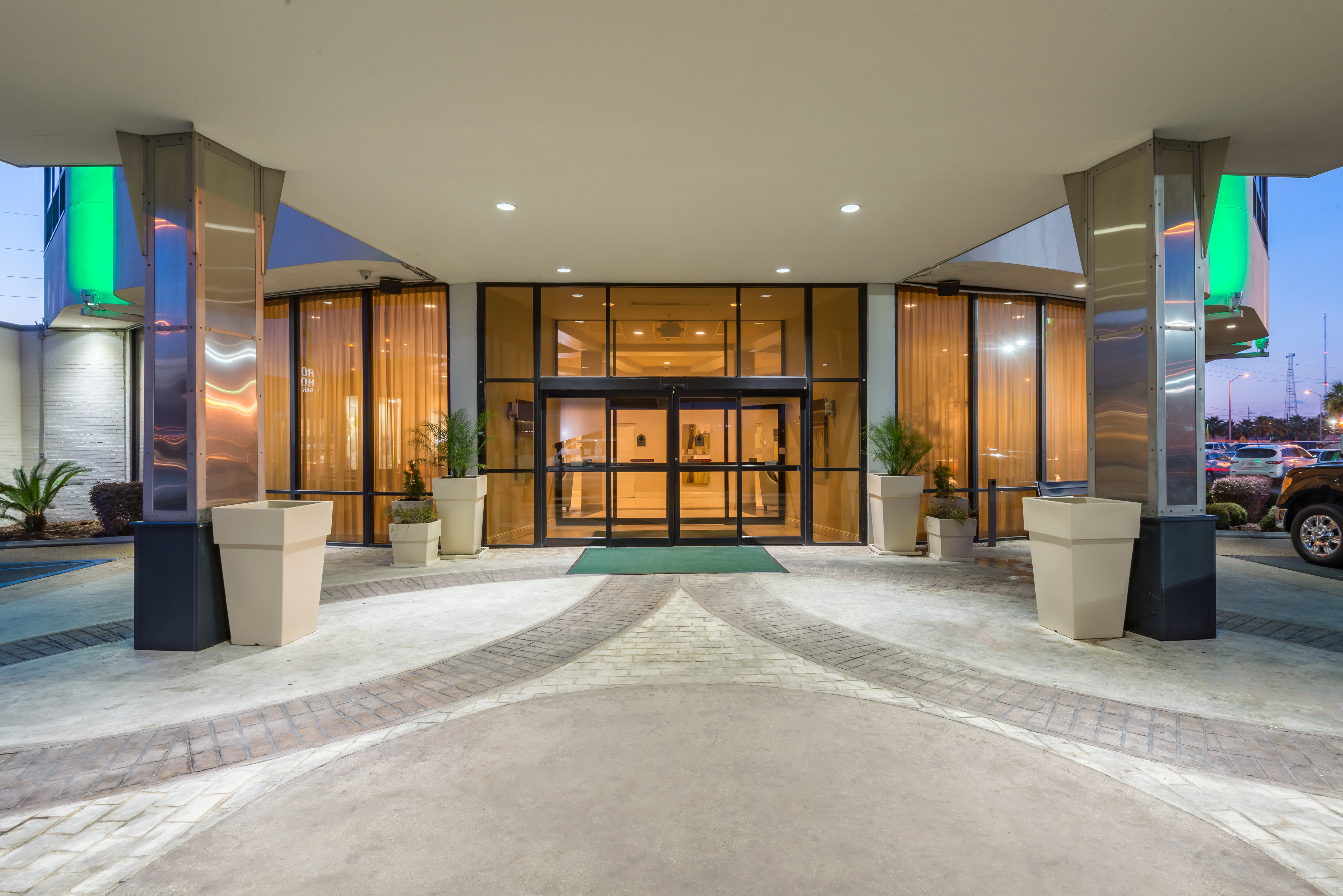 Holiday Inn New Orleans West Bank Tower 74/79