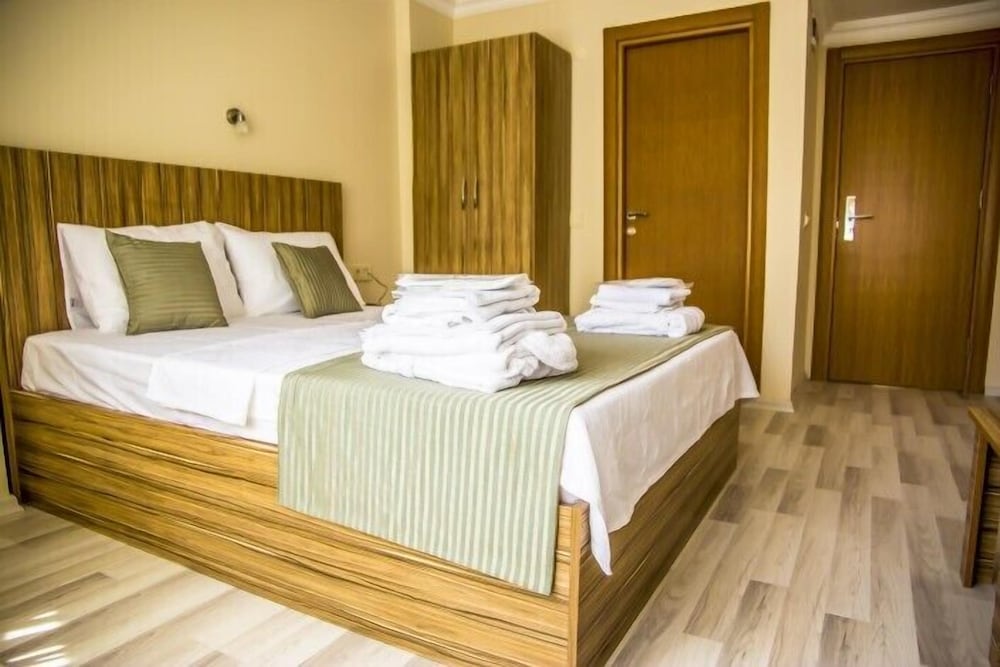 DELUXE, QUEEN BED