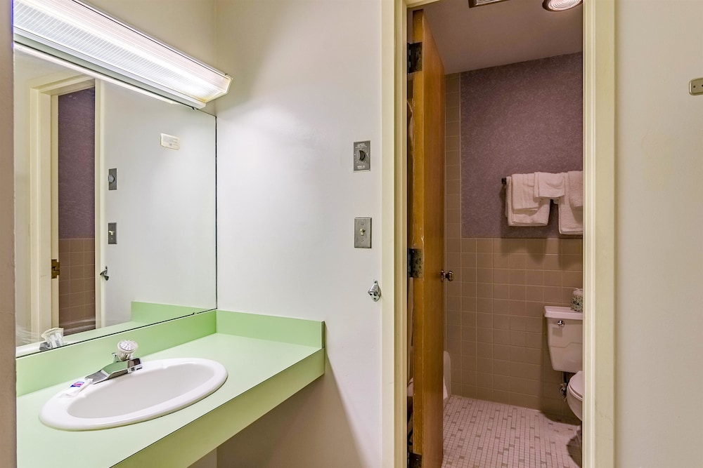Motel6 Grand Rapids, MI - Northeast 18/49