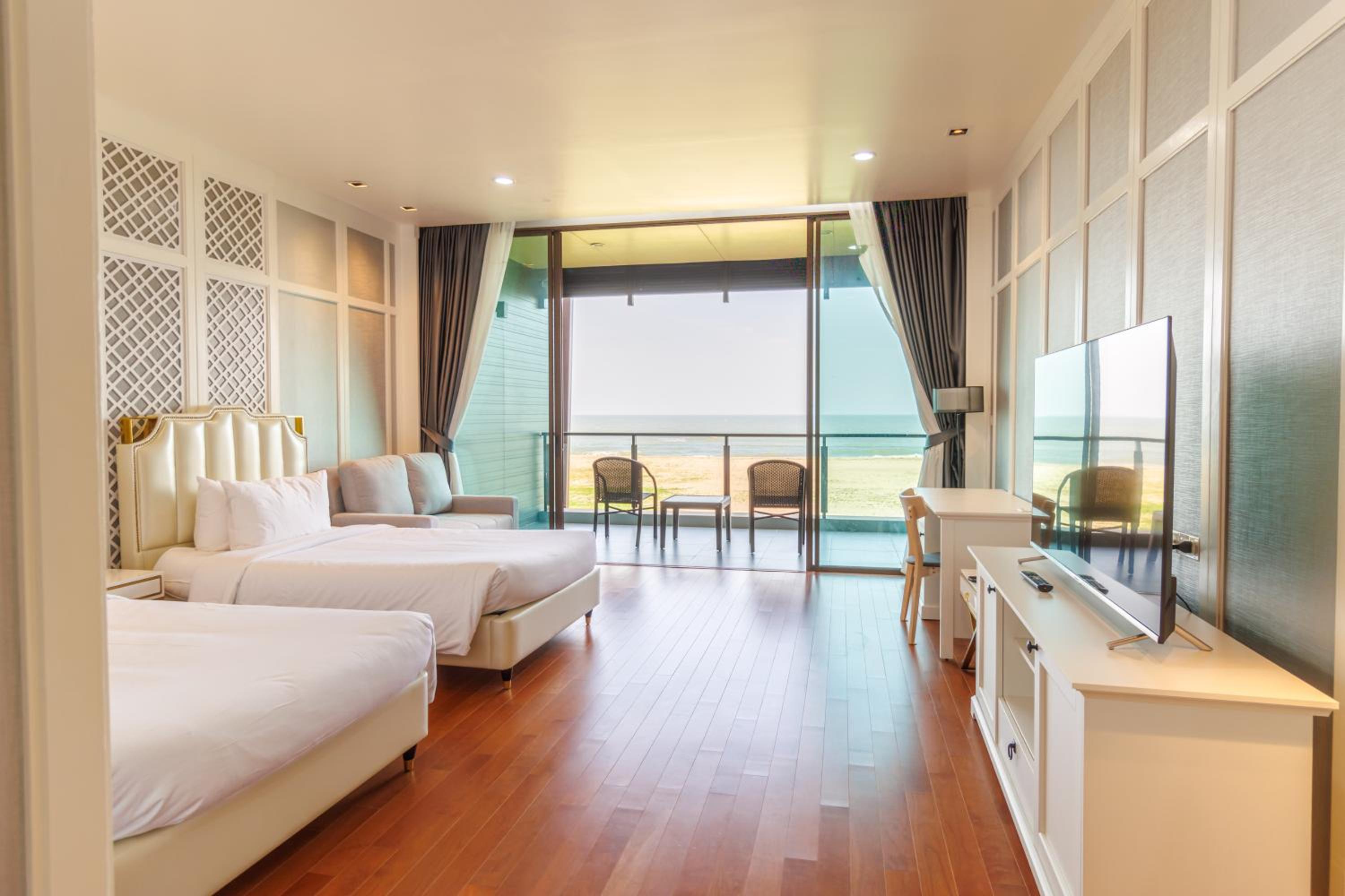 PREMIER, TWIN BEDS, BEACH FRONT