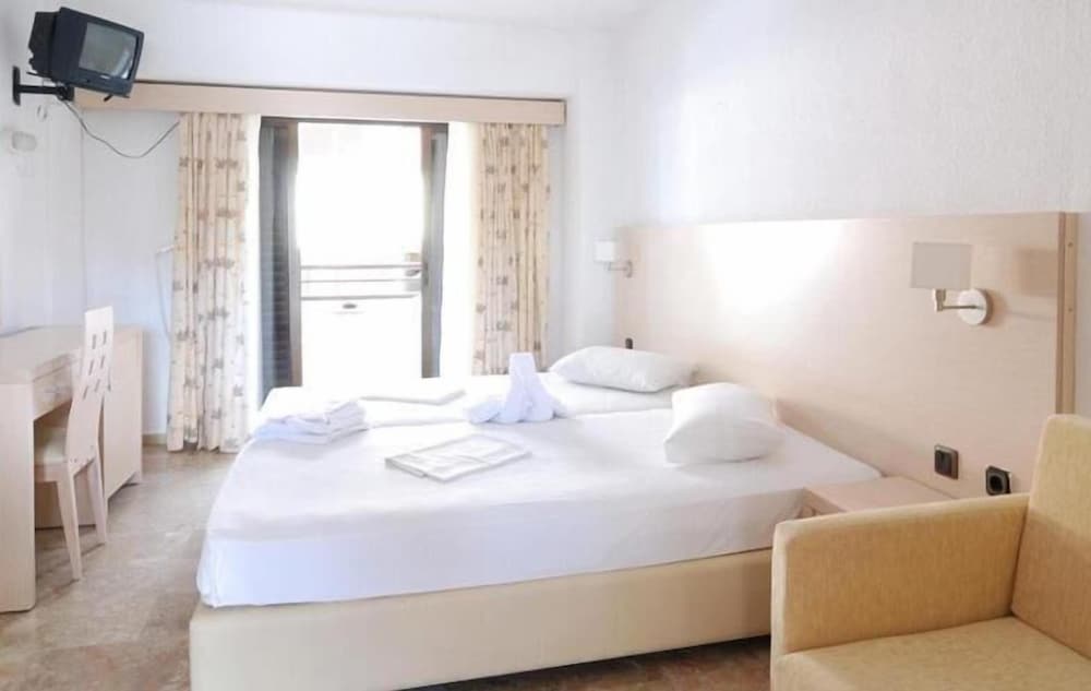 ROOM, DOUBLE OR TWIN BED