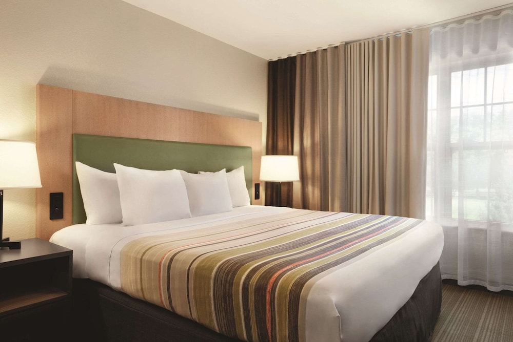SUITE, KING BED