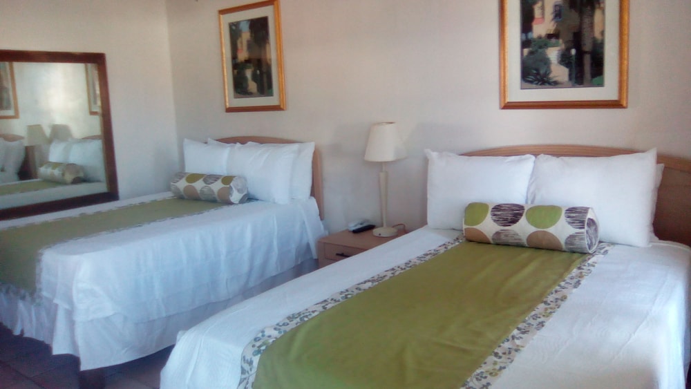 THE COLONY CLUB INN AND SUITES 25/55