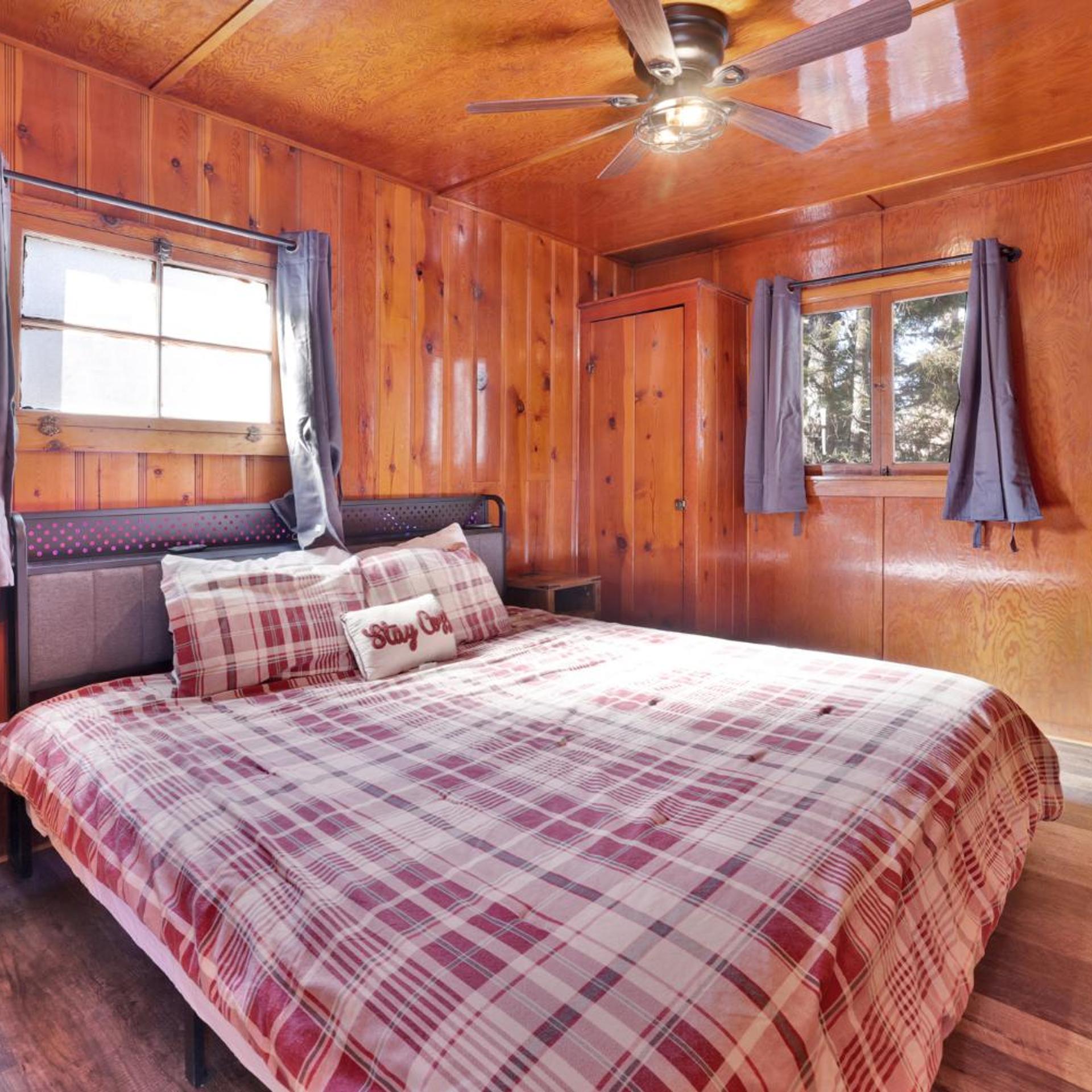 Little Pines Couples Lakeside Cabin by Big Bear Vacations 3/23