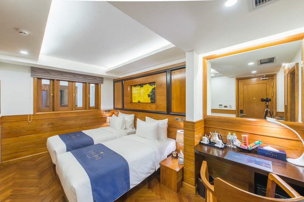 DELUXE, DOUBLE OR TWIN BED