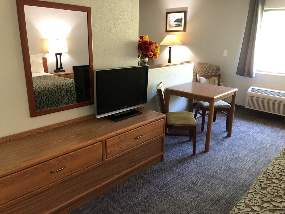 Days Inn By Wyndham Iron Mountain 29/36