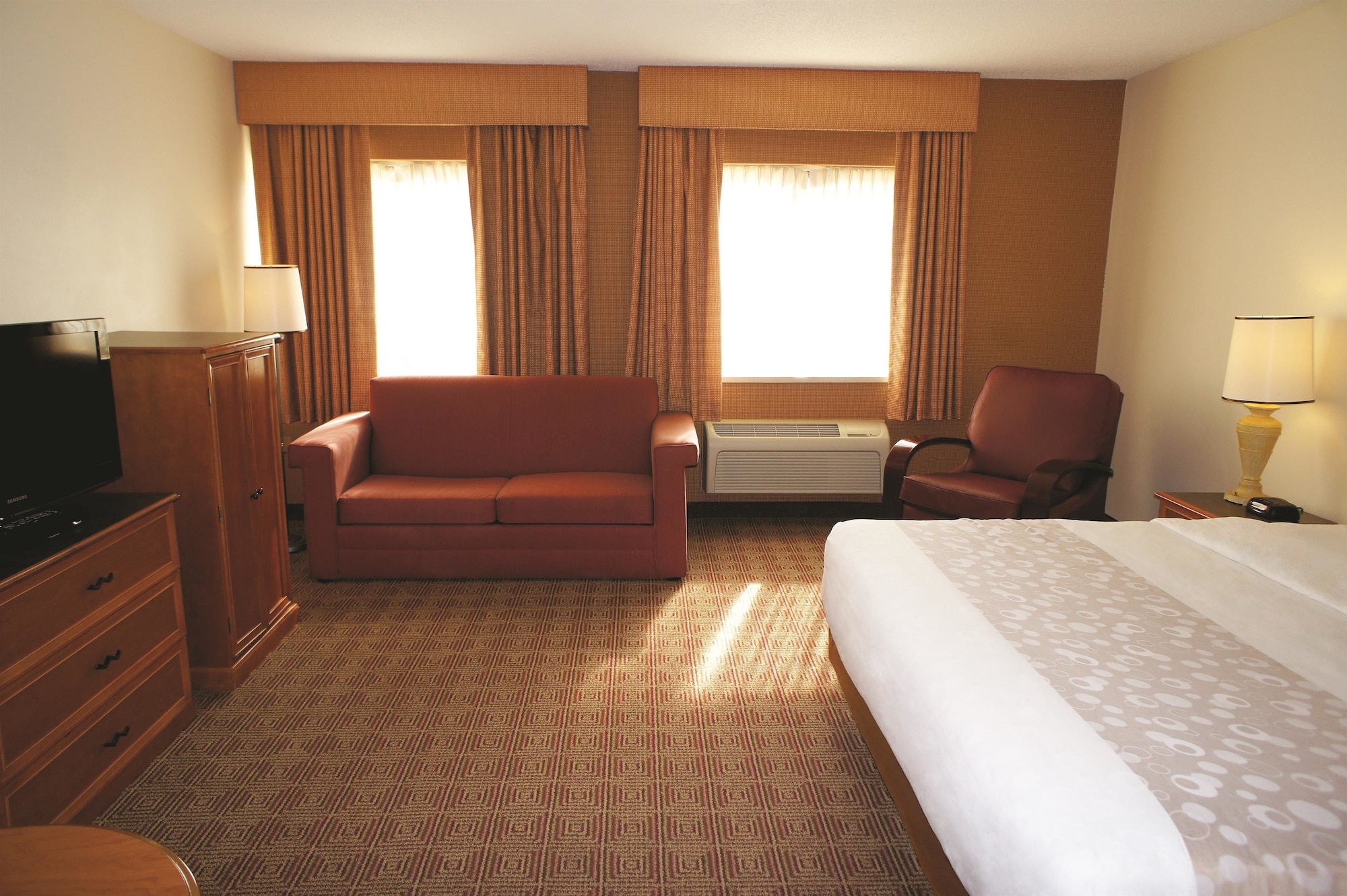 غرفة بسرير كينج مع أريكة، Quality Inn & Suites Raleigh Durham Airport 7/9