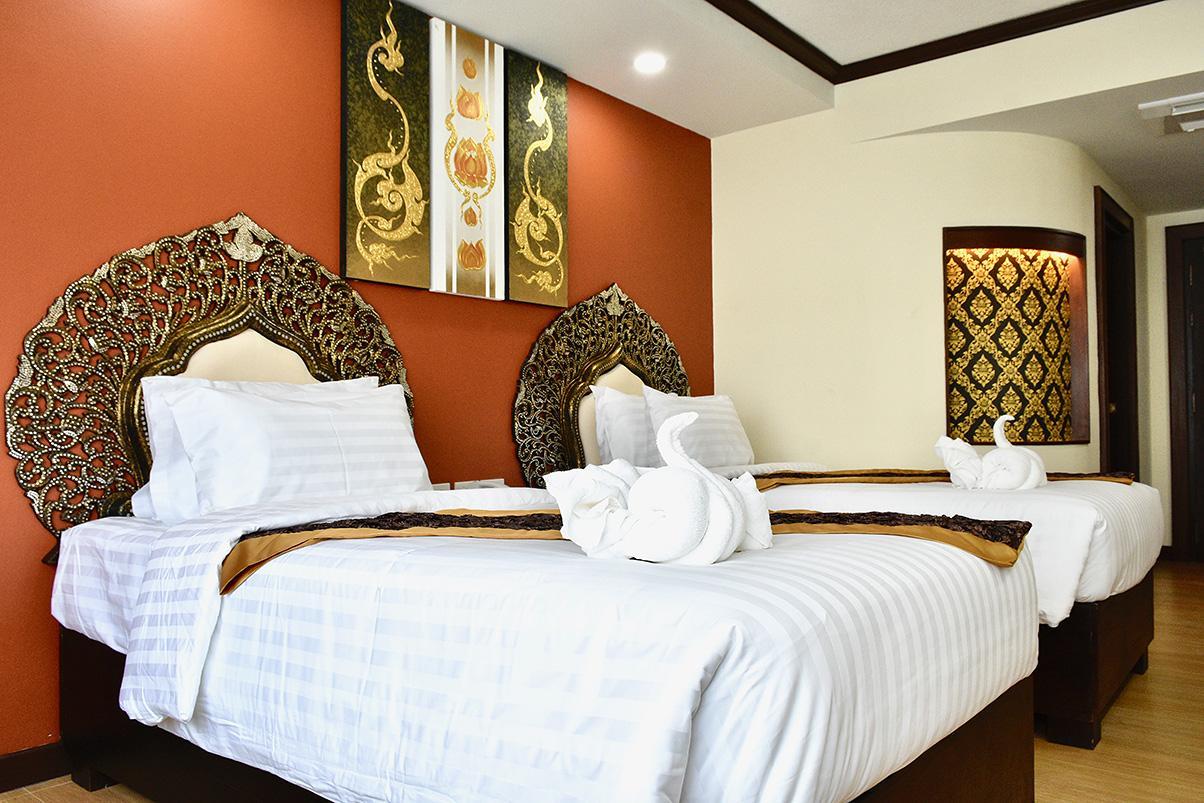 Deluxe, Twin Beds, Pool Side