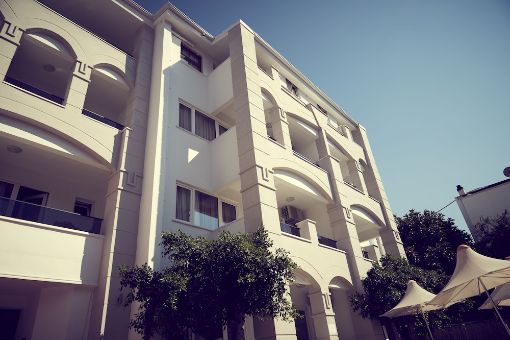 Two Seas Hotel 6/50