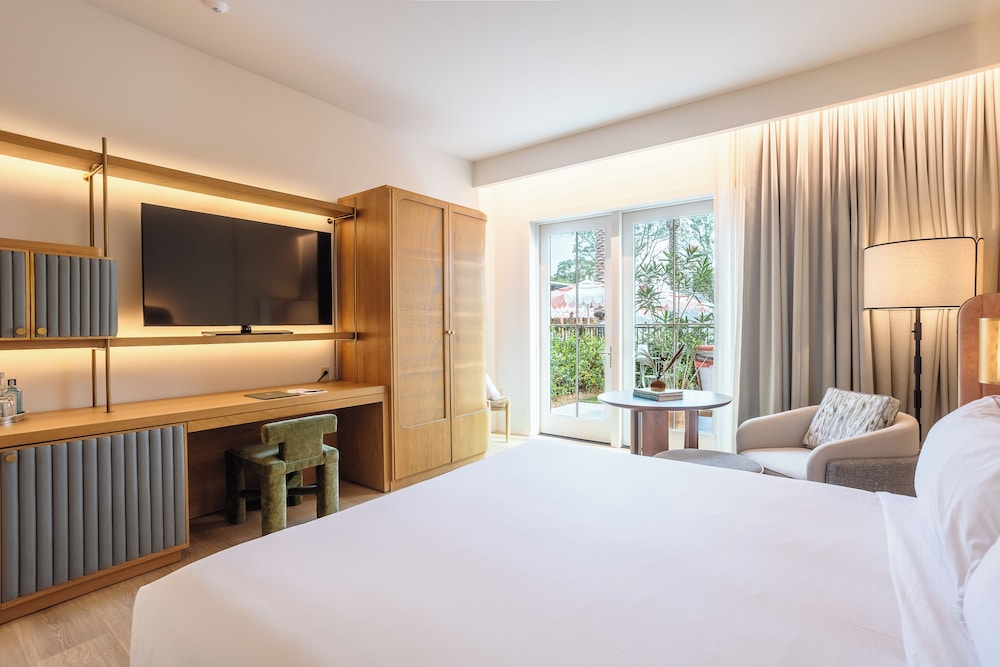 PREMIUM, SUITE, POOL VIEW