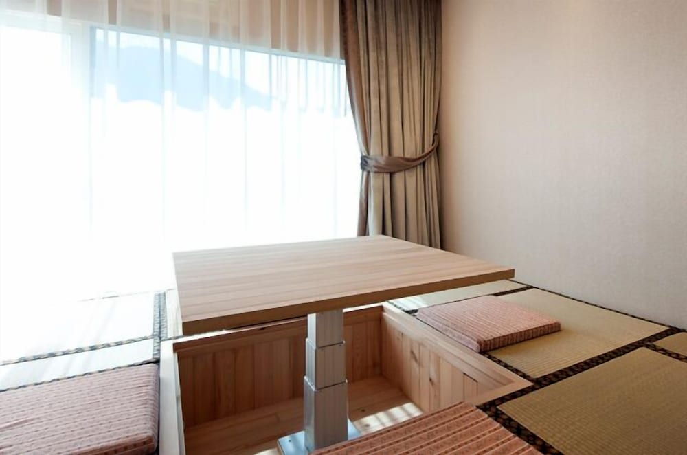 Lakeside Resort Hotel 28/50