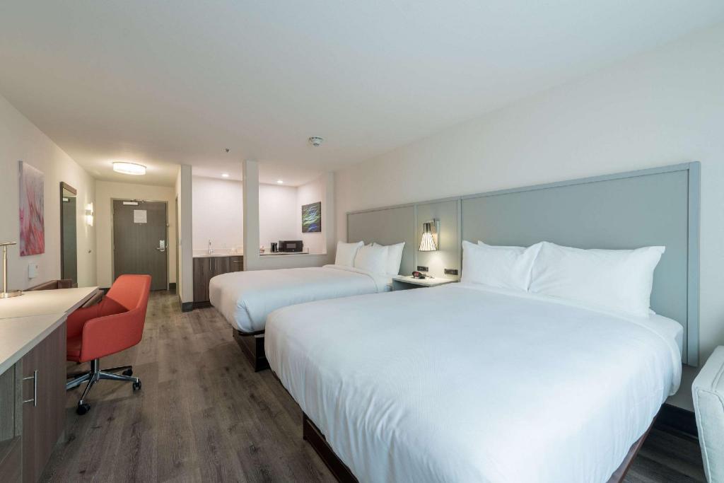UPGRADE, SUITE, 1 KING AND 2 QUEEN BEDS