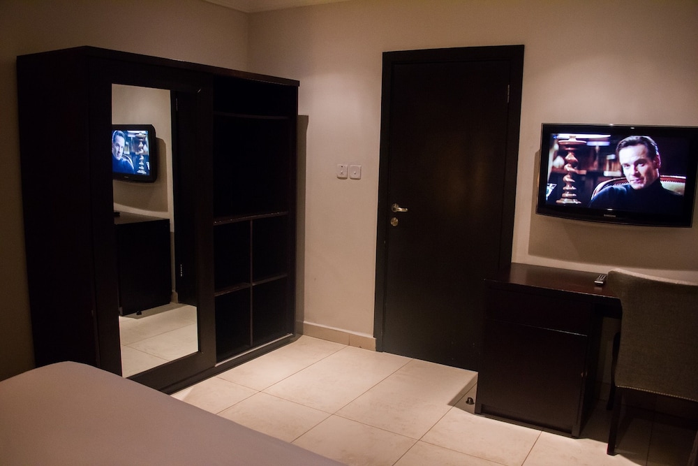 S S Hotels And Suites 24/48