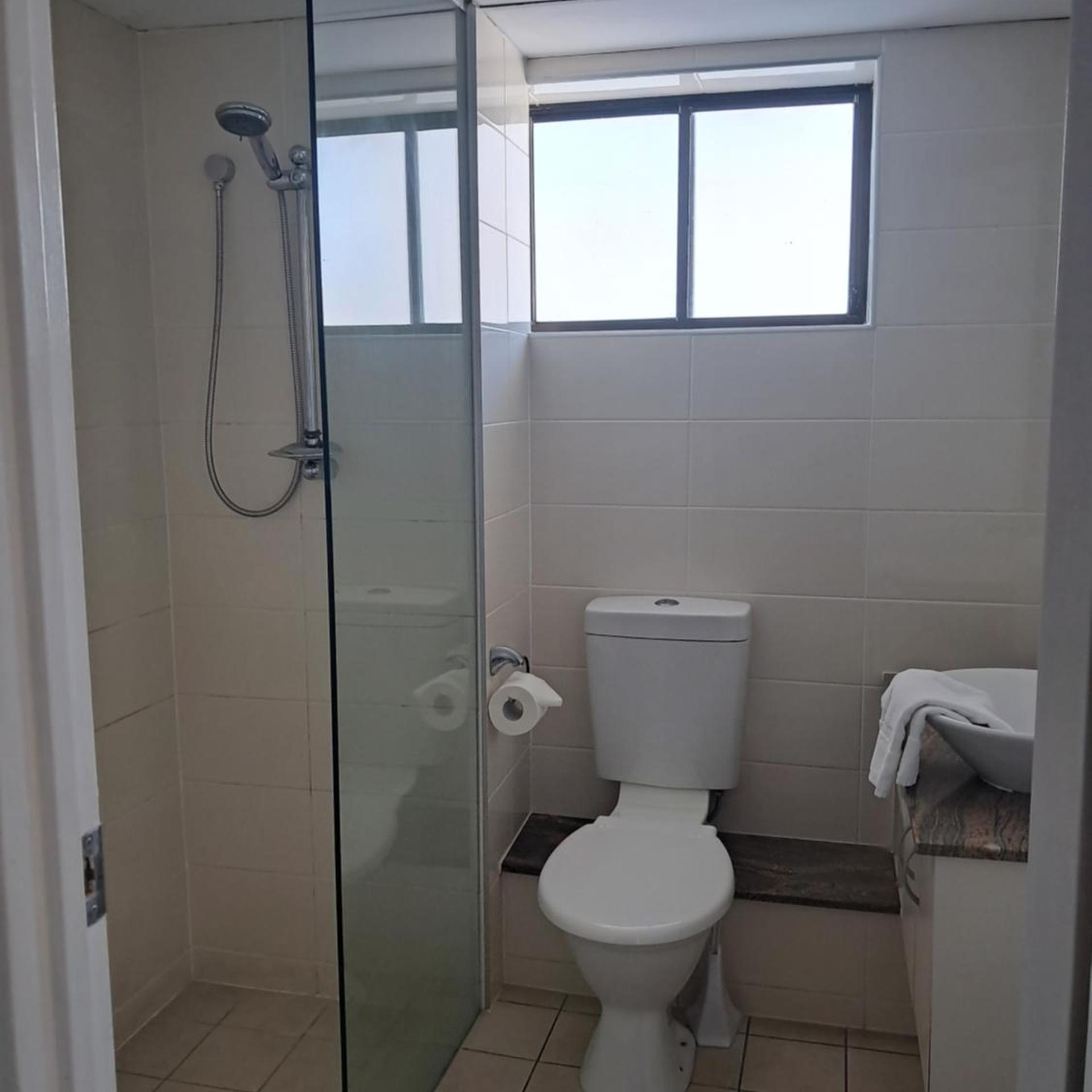 غرفة قياسية بسريرين منفصلين، BAYVIEW TOWER 9/9