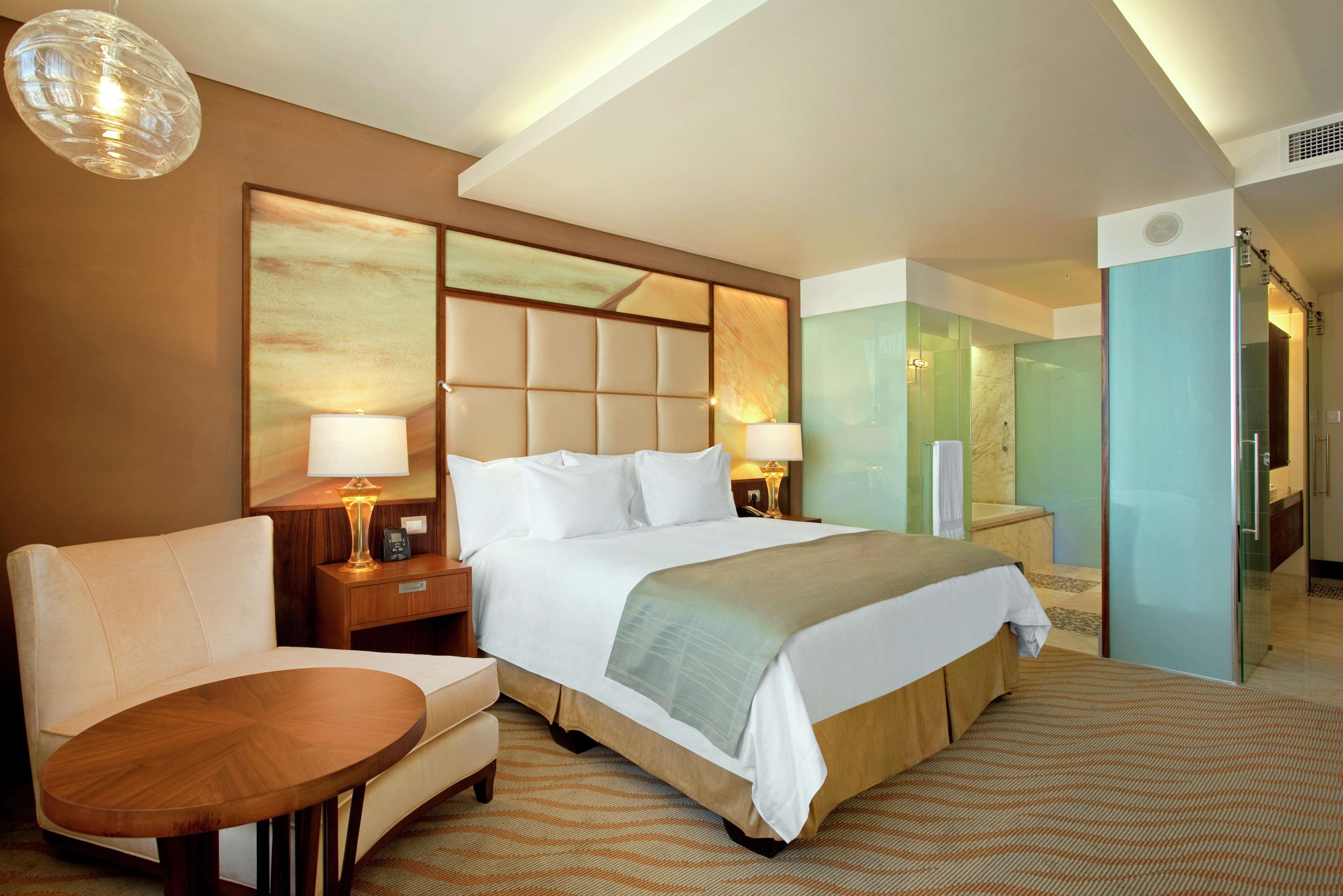 EXECUTIVE, KING BED, LOUNGE ACCESS