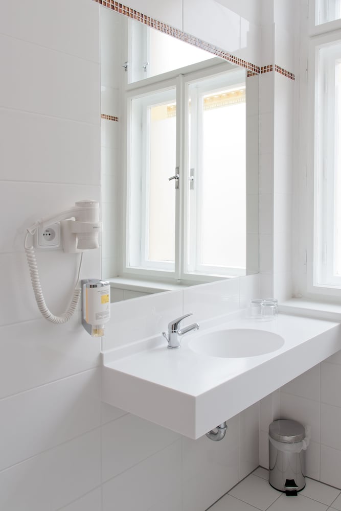 Ambiance Hotel 49/50