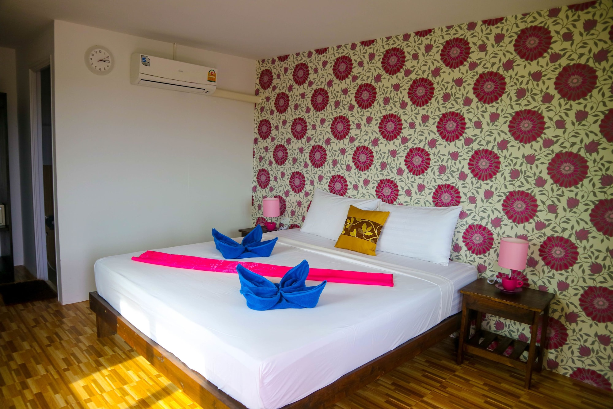 TOWER, DELUXE, KING BED, PARTIAL SEA VIEW