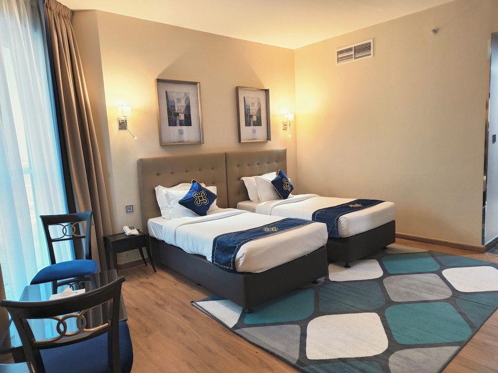 Seven Seas Hotel 24/68