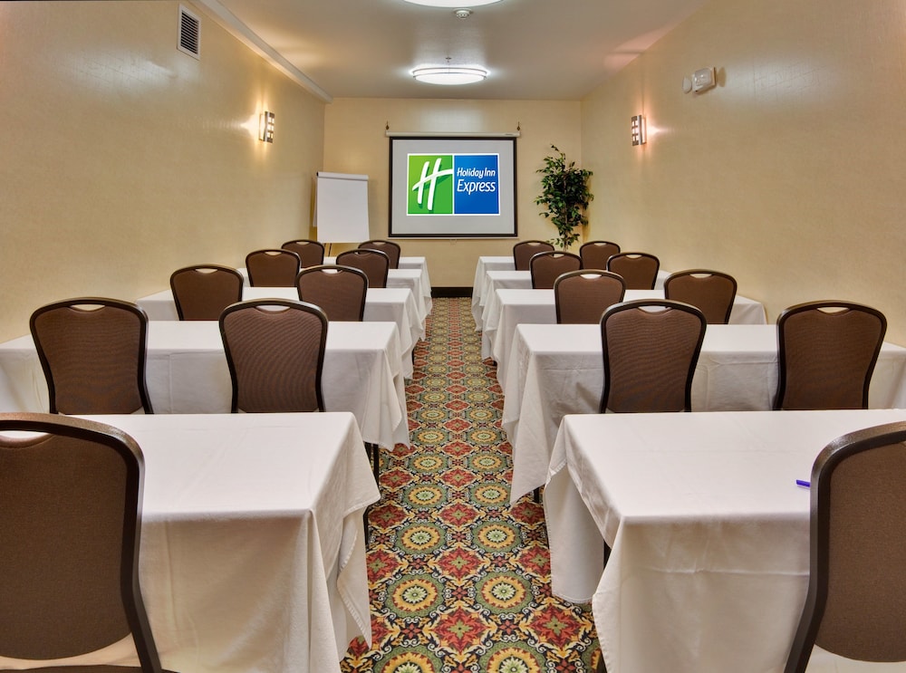 Holiday Inn Express Suites Rancho Cucamonga 42/57