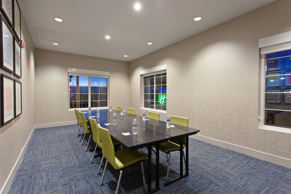 Holiday Inn Express Hotel Suites Oakland Airport 46/55