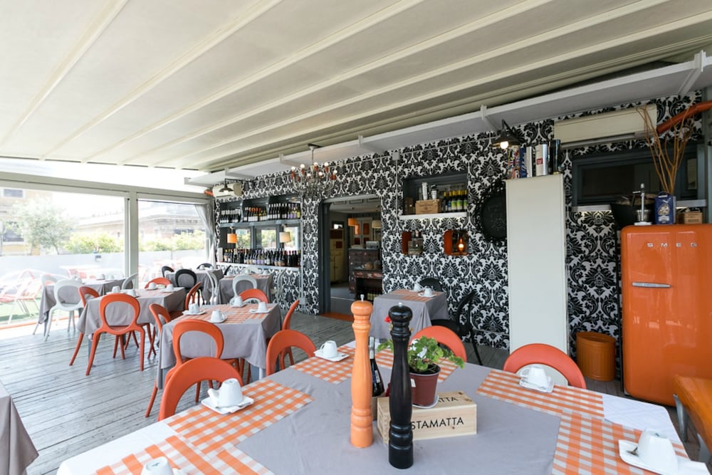 Orange Hotel 37/40