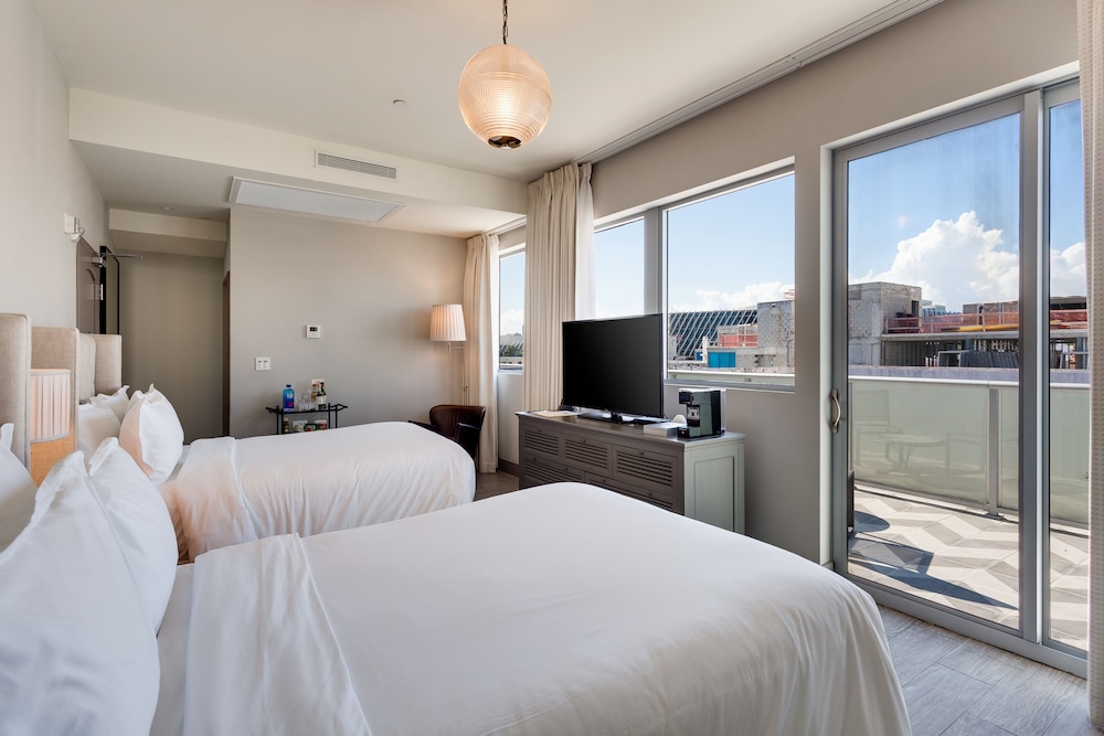 CLASSIC, 2 DOUBLE BEDS, CITY VIEW, TERRACE