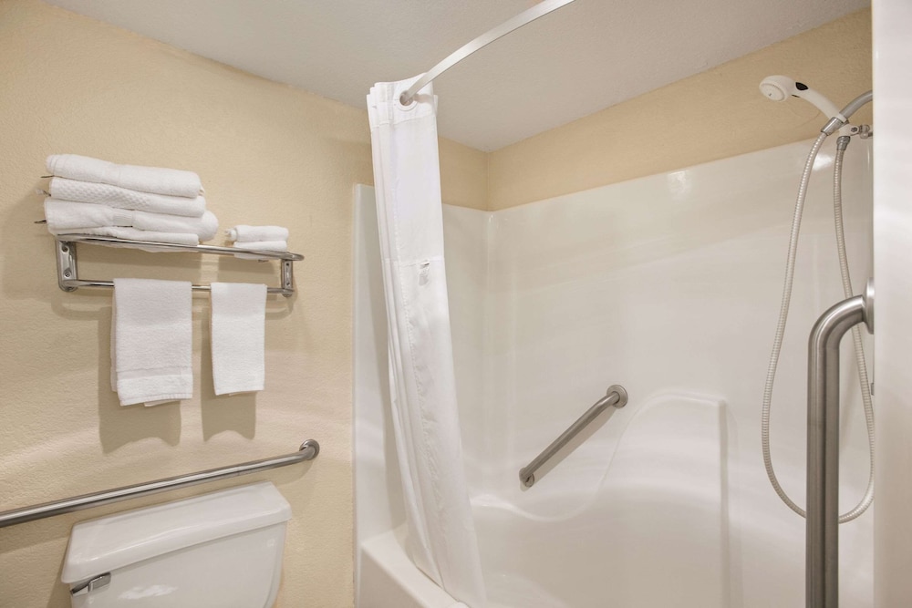 Days Inn by Wyndham Mackinaw City/Bridgeview Area 19/61