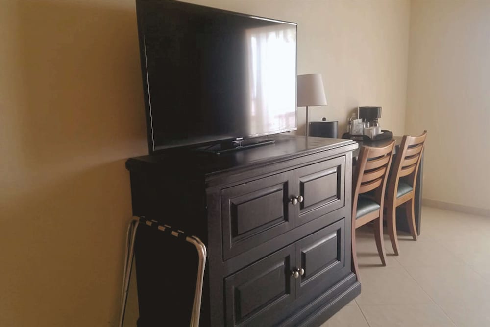 Laos Mar Hotel and Suites 33/41